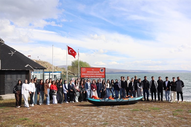 ÇILDIR GÖLÜ’NDE ÜNİVERSİTE ÖĞRENCİLERİNE KANO ETKİNLİĞİ