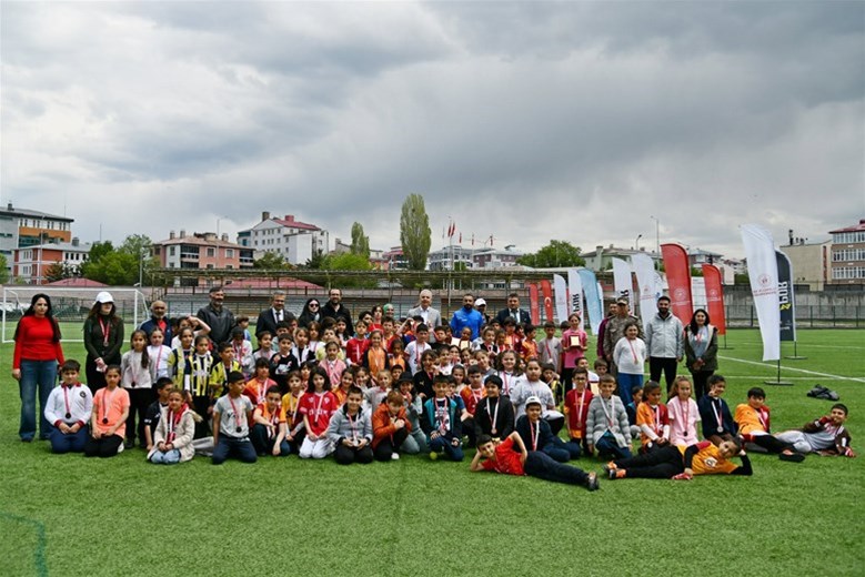 ARDAHAN’DA FAİR PLAY RUHU 450 ÖĞRENCİYİ AYNI SAHADA BULUŞTURDU