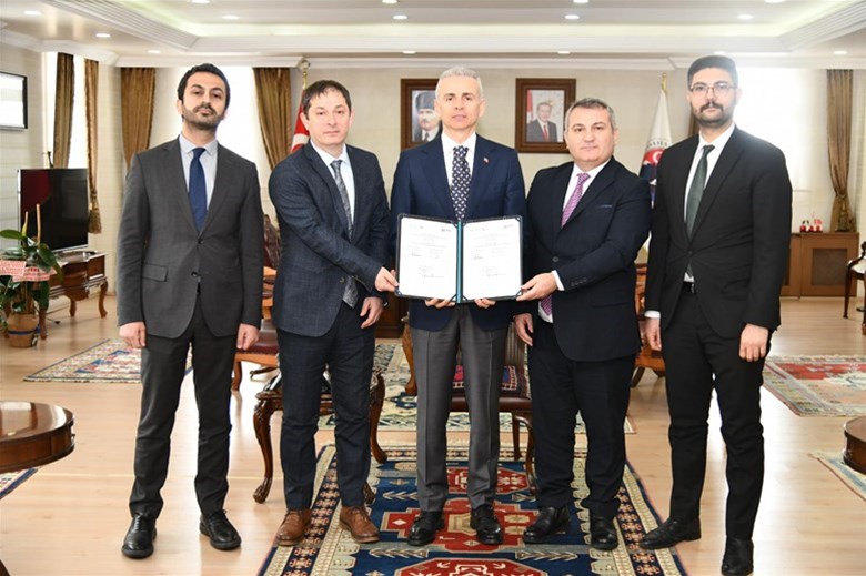 ARDAHANLI ÇOCUKLAR KIŞ SPORLARIYLA GELİŞİYOR PROJESİNİN İMZA TÖRENİ GERÇEKLEŞTİRİLDİ