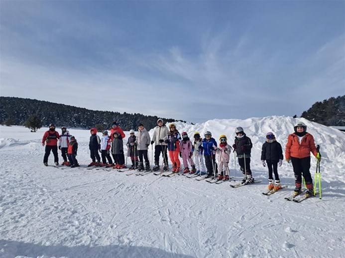 ÖĞRENİCİLER YARIYIL TATİLİNİ ÜCRETSİZ KAYAK EĞİTİMİYLE DEĞERLENDİRİYOR