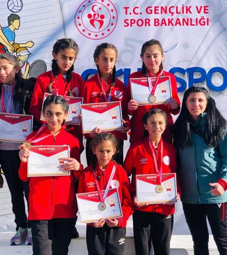 ARDAHAN’IN KOŞAN YILDIZLARI OKUL SPORLARI’NDAN TÜRKİYE ŞAMPİYONASI’NA YÜKSELDİ