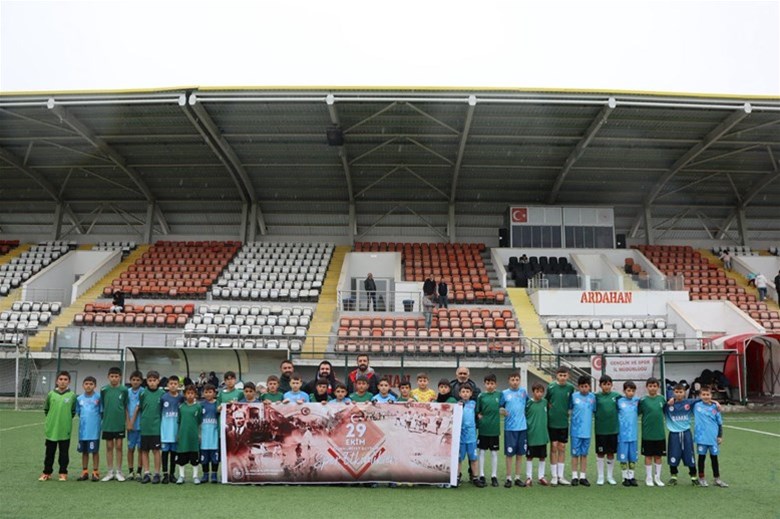 Ardahan’da Cumhuriyetin 102. Yılı Sporla Sahalarda Kutlanıyor