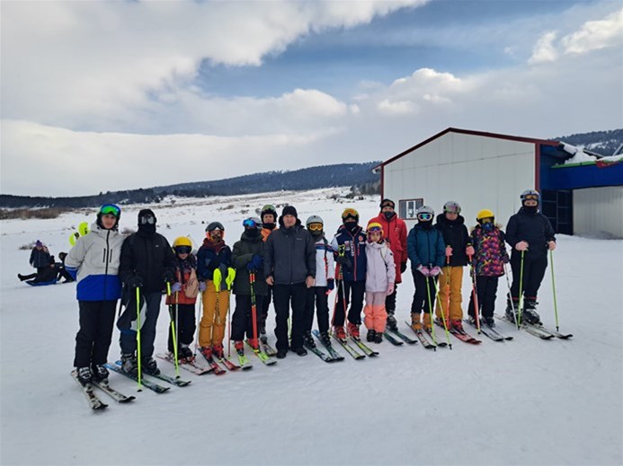 ARDAHAN GENÇLİK VE SPOR İL MÜDÜRLÜĞÜ’NDEN PERSONELE KAYAK EKİPMANI DESTEĞİ