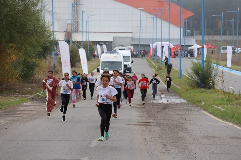 Ardahan’ın Koşan Yıldızları İl Finalinde Ödüller Sahiplerini Buldu