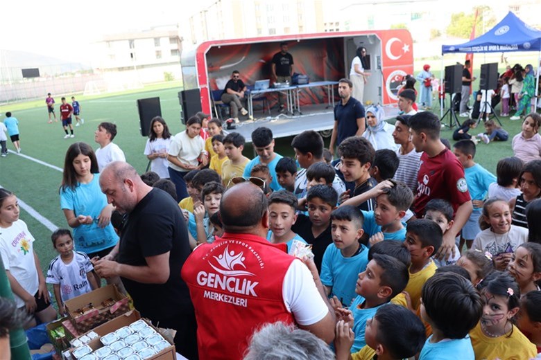 ARDAHAN’DA GENÇLİK VE SPOR FESTİVALİ RENKLİ GÖRÜNTÜLERE SAHNE OLDU